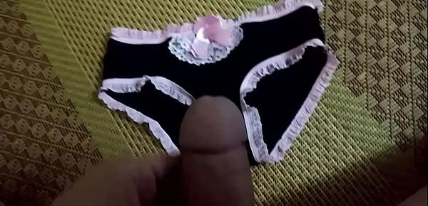  quần chip đen nơ hường của em sexy  | Cum on panties compilation the best!